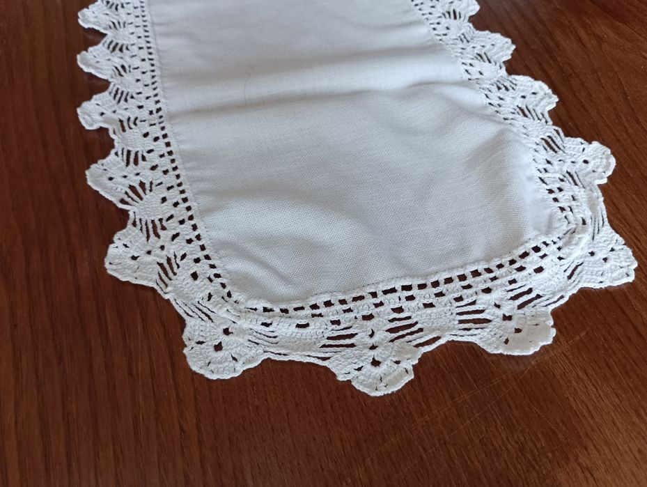 Napron em linho e crochê feito à mão