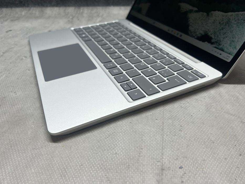 Microsoft Surface Go / i5 1035G1 3.6G / 4GB DDR4 / 256SSD / 12.5 Touch