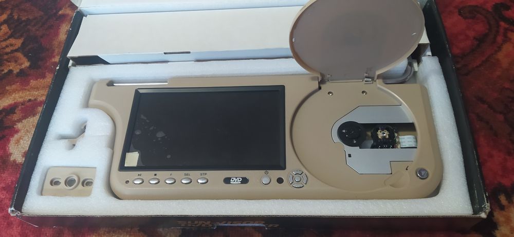 Солнцезащитные универсальные козырьки с монитором