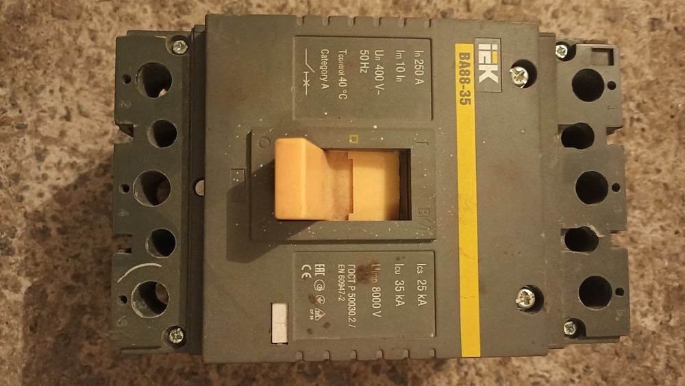 Автоматичний вимикач