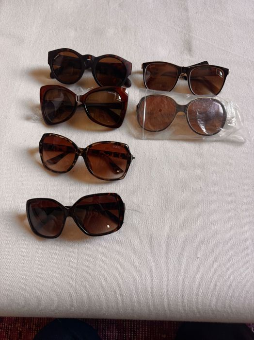 Variados óculos maioria não usados
