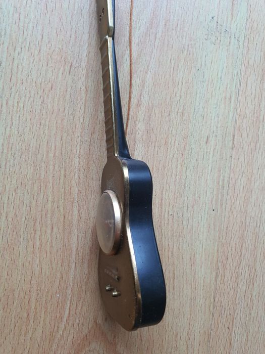 Miniatura gitary z termometrem z miedzi i plastiku.