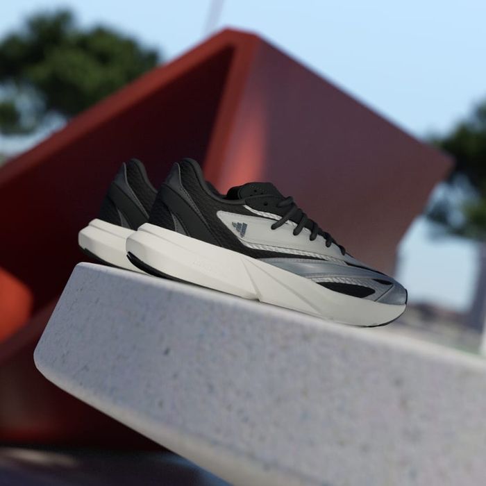 Кроссовки женские adidas LIGHTBLAZE  39,5 размер
