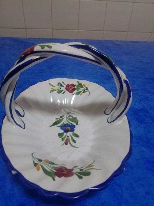 Cestinha antiga de cerâmica pintada á mão
