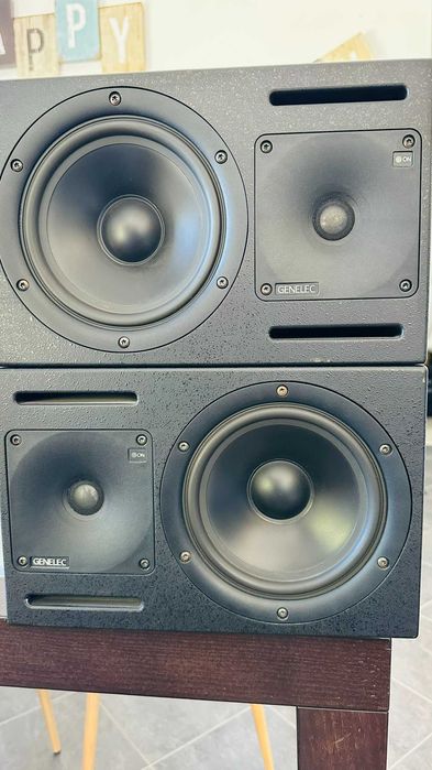 Par de monitores de estúdio Genelec 1030A