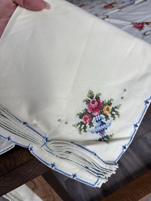 Toalha de mesa bordada a ponto cruz e 8 guardanapos