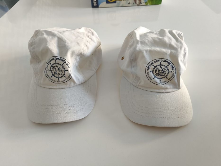 Vendem se 2 bonés do Colégio Bartolomeu Dias