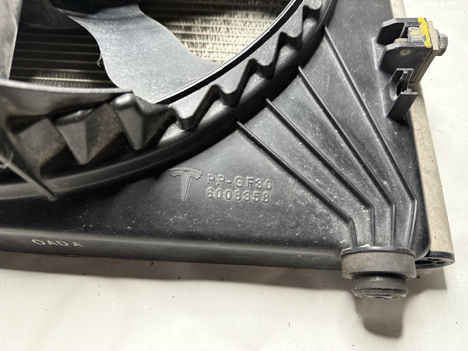 Tesla Model S радіатор кондиціонера з вентилятором правий