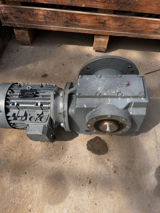 Motoreduktor kątowy KEB S42C DM100L4