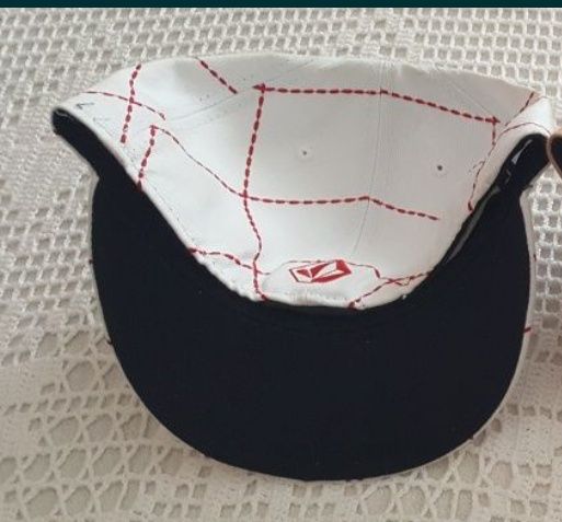 Boné vermelho e branco (Volcom)