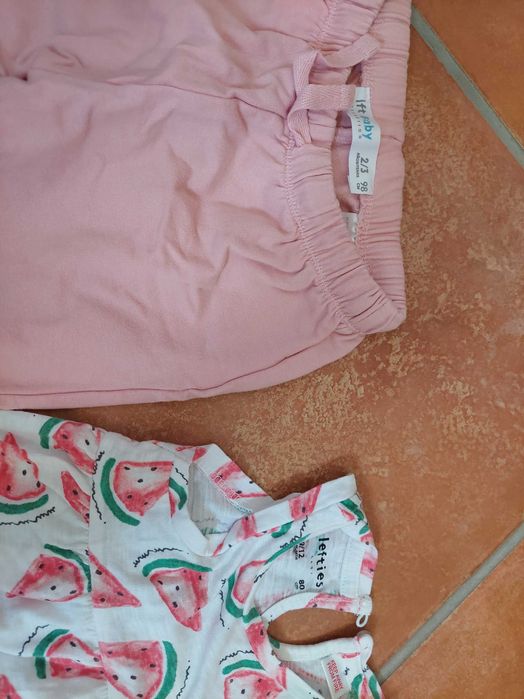 Várias peças de roupa de menina entre os 12 e os 36 meses