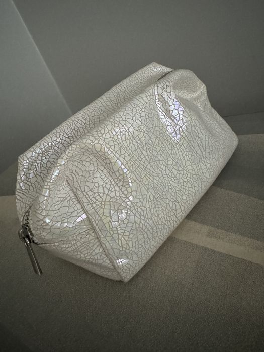 Biala kosmetyczka syrenka mieniaca sie