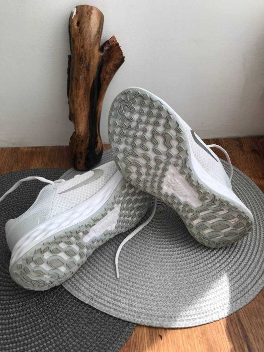 Кросівки жіночі Nike Revolution 6
