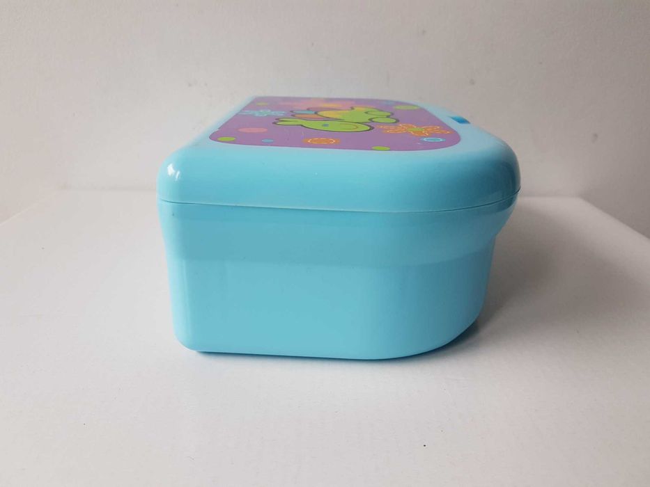 Niebieska plastikowa śniadaniówka lunchbox z zielonym dinozaurem