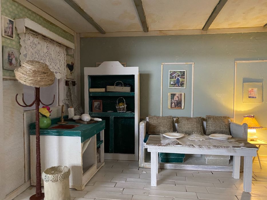 Drewniany domek dla lalek