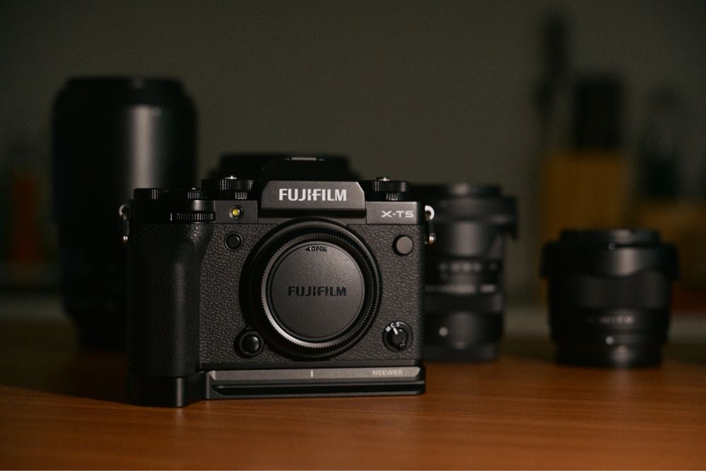 Fujifilm X-T5 extras e lentes. Preços detalhados no anúncio.