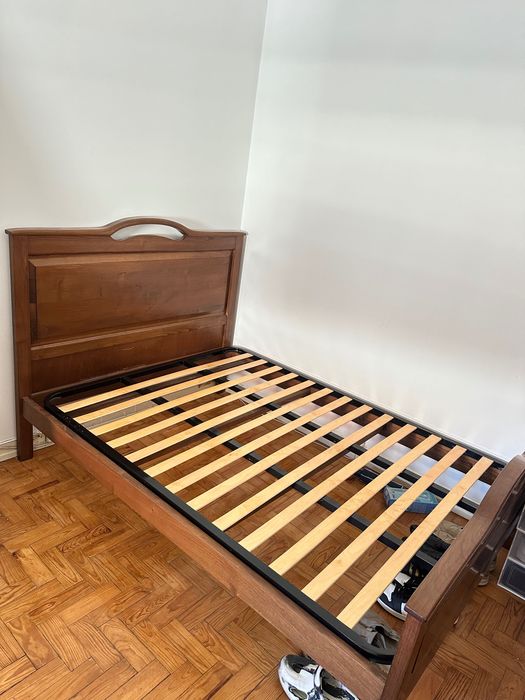 Cama casal em madeira