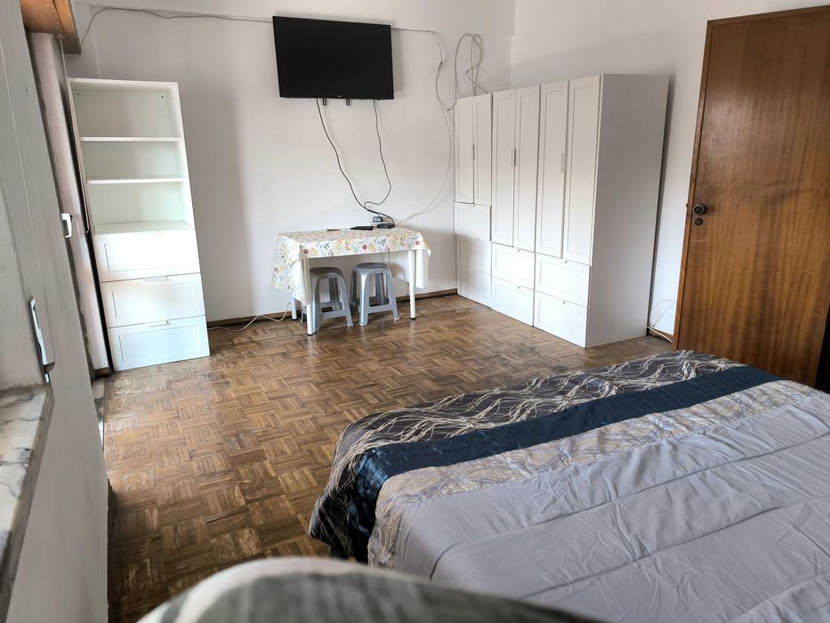 Quarto com cama de casal, espaçoso perto do metro de Odivelas