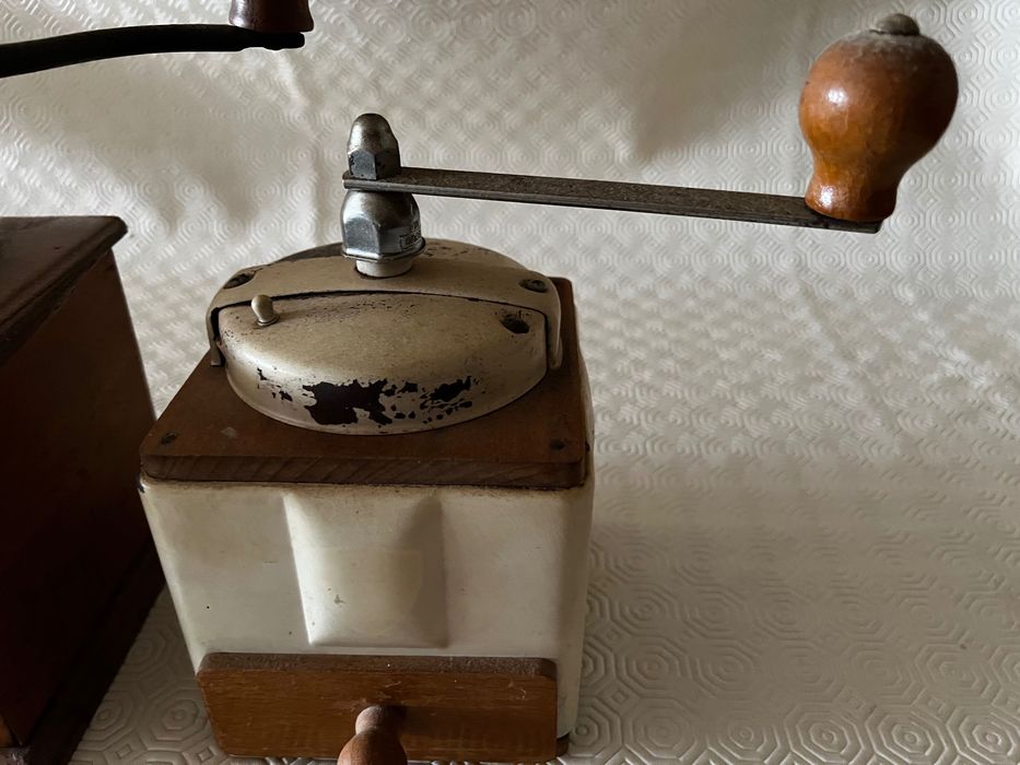 Moinhos de café antigos, um deles Peugeot Frères