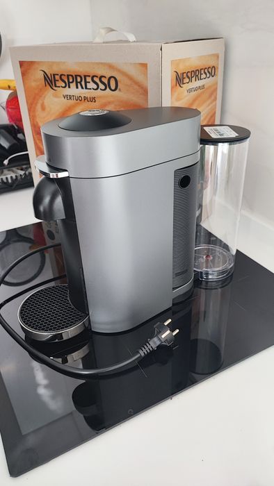 Nespresso Vertuo Plus (com caixa) + gaveta para cápsulas