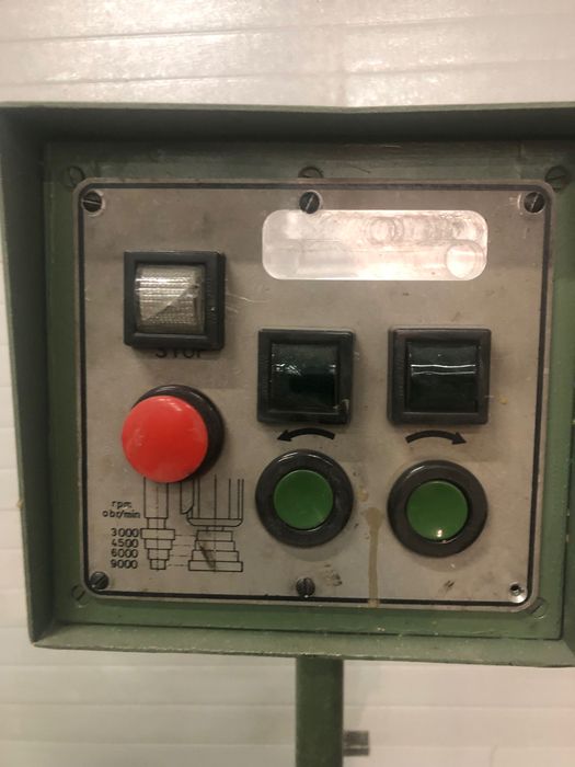 Frezarka dolnowrzecionowa Gomad uchylne wrzeciono