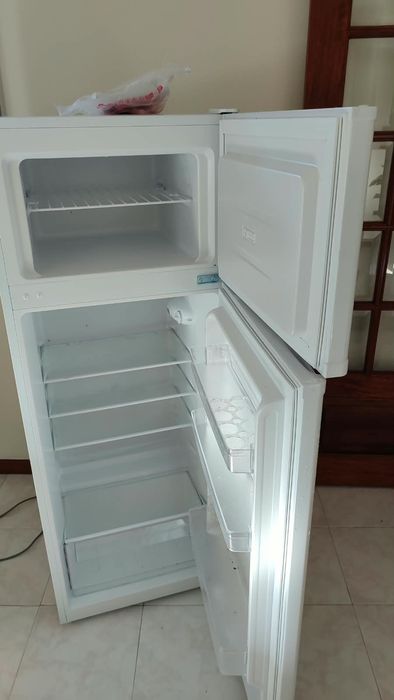Frigorífico em estado novo