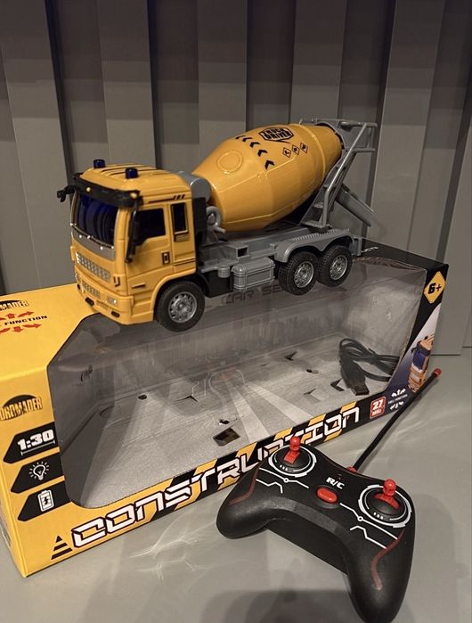 Машинка на пульті нова з коробкою