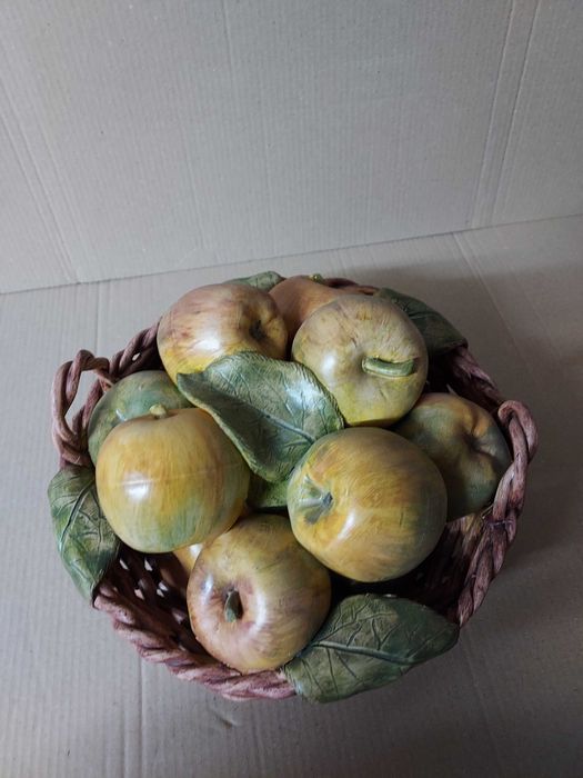 Cesto com Maçãs em Cerâmica – Peça Decorativa