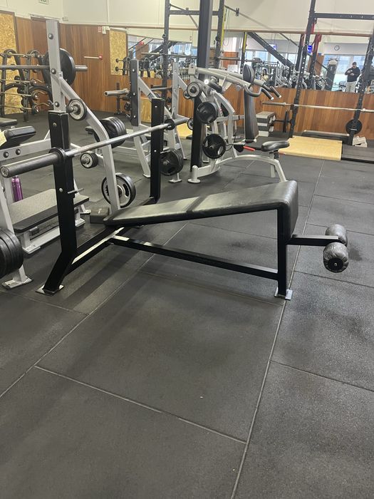 Banco supino declinado