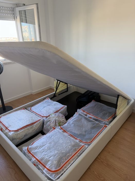 Sommier IKEA 140x200 com arrumação + 2 mesas de cabeceira