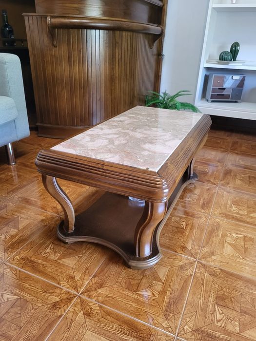 Mesa de centro com tampo em mármore