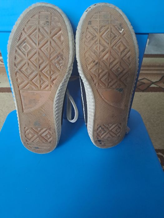 Klasyczne czarno białe trampki rozmiar 33