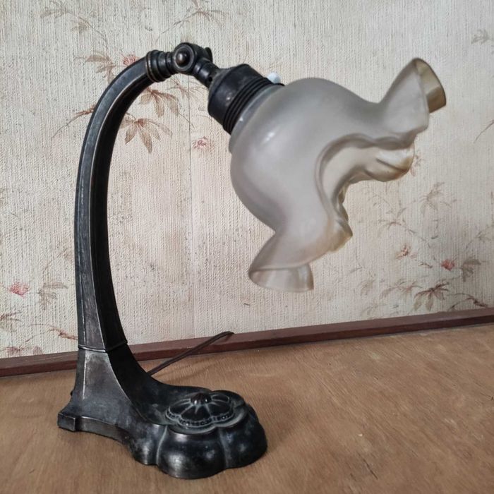 Candeeiro de mesa de tulipa em metal, vintage