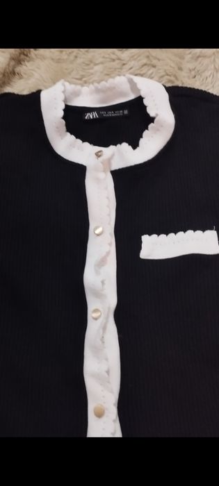 Camisola Zara preta branca e botões dourados
