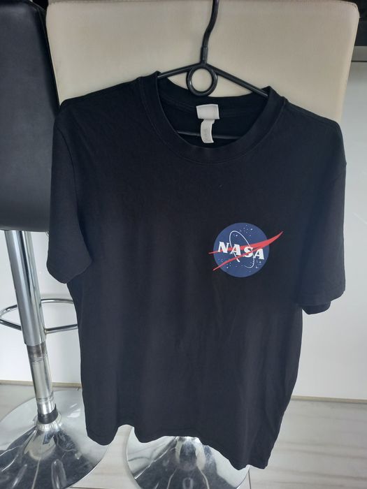 Czarny T-shirt z logo NASA marki H&M na rozmiar S.