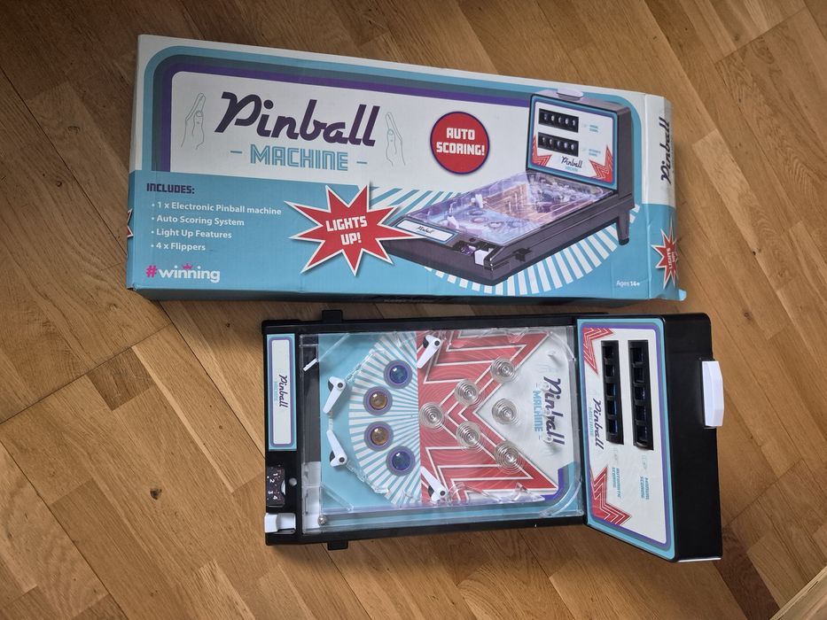 Gra pinball światła i dźwięki zlicza punkty okazja