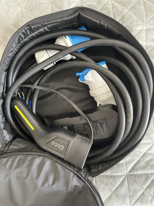 зарядна станція / зарядний пристрій для електромобілів.