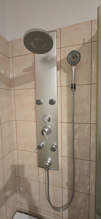 Kabina prysznicowa z brodzikiem i panelem