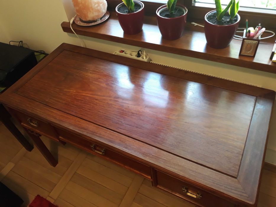 Piękne stylizowane biurko w stylu kolonialnym z litego drewna.