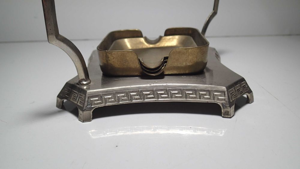 Base antiga com cinzeiros em Bronze