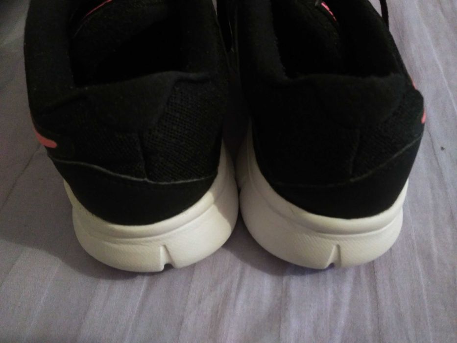 czarne buty sportowe marki nike