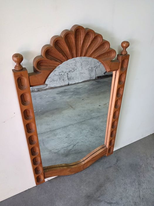 Belíssimo espelho em talha de madeira artesanal, medidas 90/50cm
Perfe