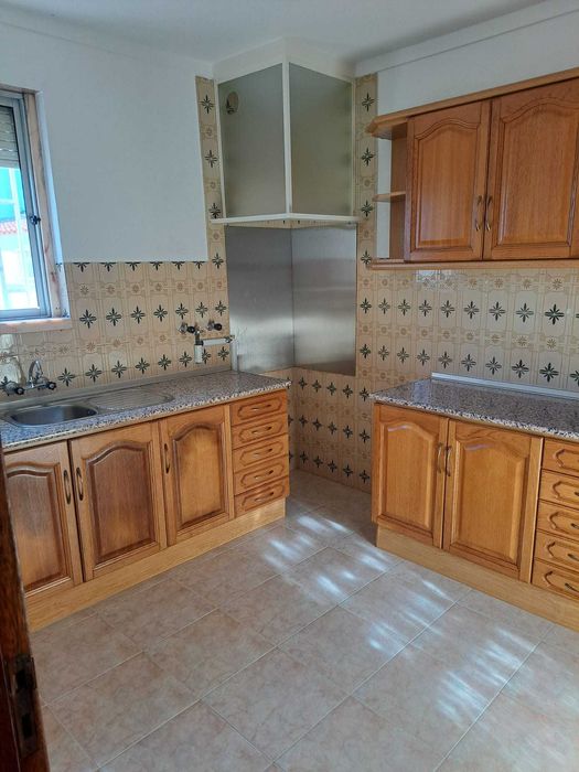 T2, Aluga-se R/C moradia para 1 ou 2 casais