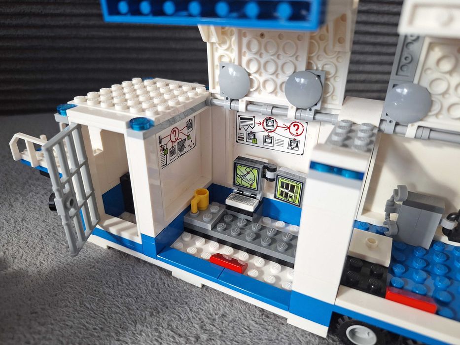 LEGO City Mobilne Centrum Dowodzenia, 60139