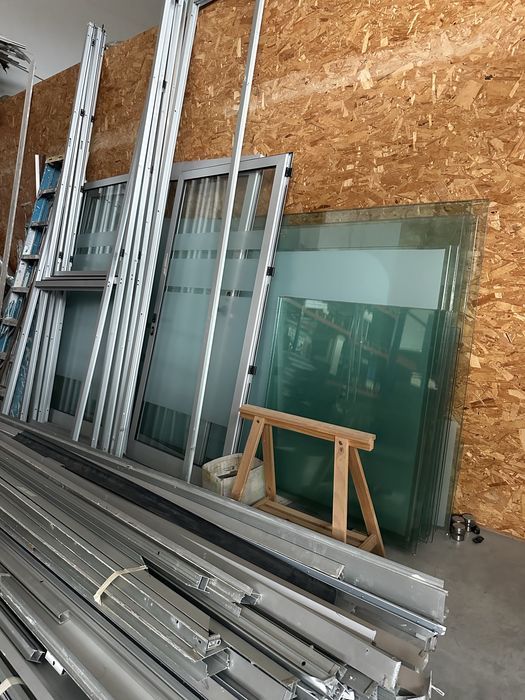 Divisórias Escritório Desmontado  Vidro e Alumínio natural 6 gabinetes