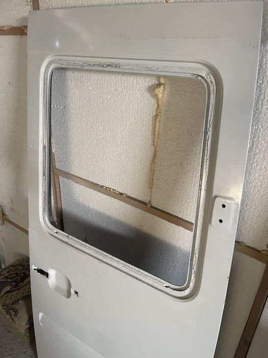 Продам задні двері на спрінтер низькі