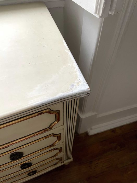 Cômoda clara vintage 5 gavetas