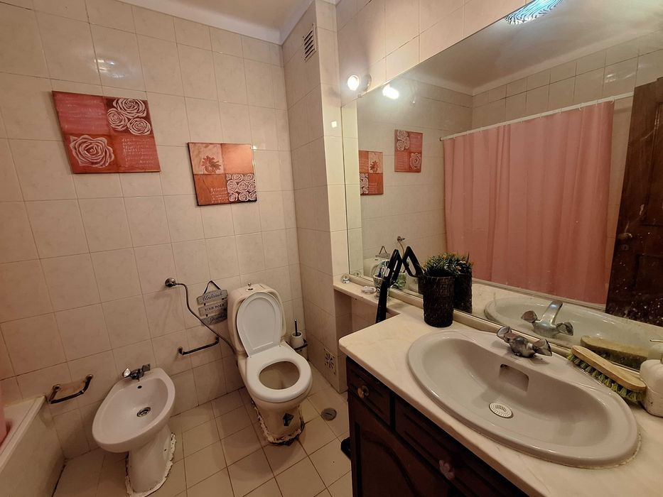 Bom quarto em zona sossegada mas perto de transportes e comercios.
