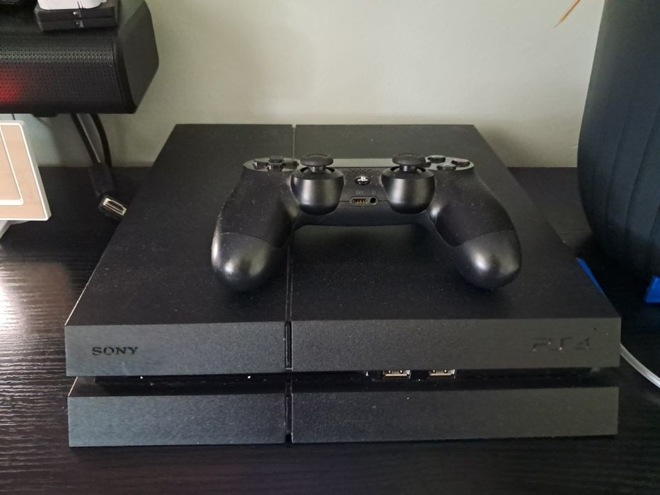 Sprzedam ps4 z 1 grą i padem