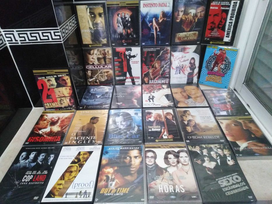 Conjunto de Leitor de DVD Mitsai c/ Comando + 27 Dvds (Alguns selados)